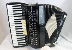 S/H Titano 120 Bass Piano Accordian Black W/ Pu